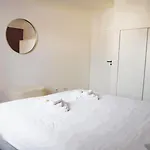 Beautiful Cosy 2br דירה *